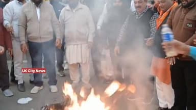 #सिख_समाज पर #अभद्र_टिप्पणी पर #आक्रोश।
#पूर्व_मंत्री #हरक सिंह #रावत का मुख्य #चौक_पर_पुतला फूंका।
#सितारगंज_उत्तराखं...