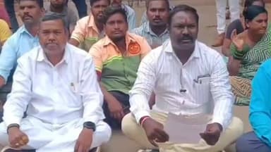 ಧಾರವಾಡ: ಪಾಲಿಕೆ ಪೌರ ಕಾರ್ಮಿಕರ ಮೇಲೆ ಹಲ್ಲೆ ಪ್ರಕರಣ ಖಂಡಿಸಿ ನಗರದ ಜಿಲ್ಲಾಧಿಕಾರಿ ಕಚೇರಿ ಎದುರು ಪ್ರತಿಭಟನೆ