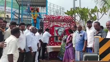 திருப்போரூர்: திருப்போரூரில் அம்பேத்கர் சிலைக்கு மாலை அணிவித்தும் அண்ணாரது திருவுருவப்படத்திற்கு மலர் தூவியும் அதிமுக சார்பில் மரியாதை செலுத்தப்பட்டது