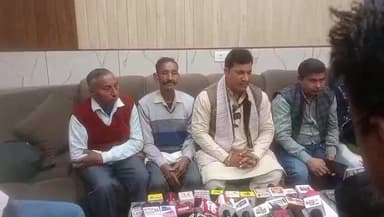 लक्सर मे की प्रेसवार्ता पूर्व राज्यमंत्री रविंद्र आनंद अस्थाई व मूलनिवास के मुद्दे को लेकर सरकार को कटघरे मे घेरते नजर..