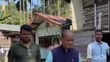 মৰিগাঁও: ওৱাবড়ি গাঁওৰ নিবাসী প্ৰাক্তন শিক্ষক তথা ধৰ্মপ্ৰাণ ব্যক্তি খগেন চন্দ্ৰ নাথৰ বাসগৃহত উপস্থিত বিধায়ক ৰমাকান্ত দেউৰী