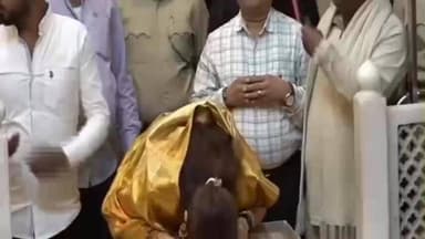 राहाता: राज्य महिला आयोगाच्या अध्यक्षा रुपाली चाकणकर साई दरबारी.. सहकुटुंब घेतलं दर्शन...!