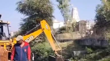 ડભોઇ: ગટર ઉભરાવાની સમસ્યા સામે પાલિકા સજાગ, વરસાદી કાસની સફાઈ