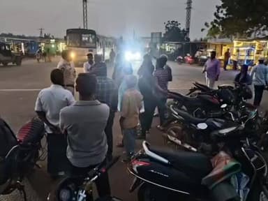 కొండపి: సింగరాయకొండలో వాహనదారులకు హెల్మెట్ పై అవగాహన కల్పించిన పోలీసులు