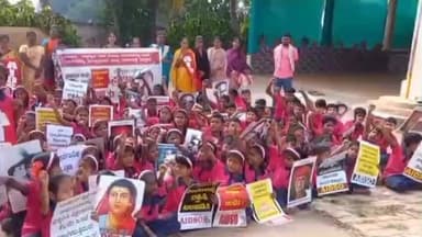 ಧಾರವಾಡ: ಮುರಕಟ್ಟಿ ಗ್ರಾಮದ ಸರ್ಕಾರಿ ಶಾಲೆಗಳನ್ನು ಮುಚ್ಚುವ ಕ್ರಮ ಖಂಡಿಸಿ ಮುರಕಟ್ಟಿ ಗ್ರಾಮದ ಸರ್ಕಾರಿ ಶಾಲೆಯ ಎದುರು ಎ.ಐ.ಡಿ.ಎಸ್.ಓ ಪ್ರತಿಭಟನೆ