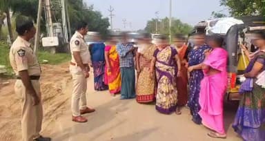 కొండపి: టంగుటూరు మండలంలో పరిమితికి మించి ఆటలలో తరలి వెళ్తున్న రోజువారి కూలీలకు కౌన్సిలింగ్ ఇచ్చిన ఎస్సై నాగమల్లేశ్వరరావు