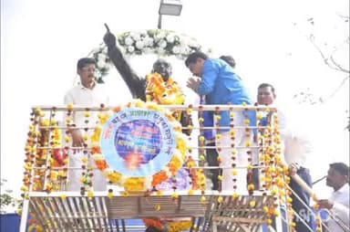 राजूरा: महापरिनिर्वाण दिनानिमित्त संविधान चौकात डॉ. बाबासाहेब आंबेडकरांच्या पुतळ्यास पुष्पहार अर्पण