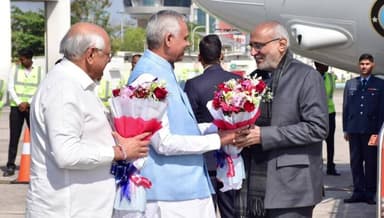 વડોદરા ઉત્તર: દેશ ના ઉપરાષ્ટ્રપતિ વડોદરા એરપોર્ટ ખાતે સ્વાગત કરવામાં આવ્યું