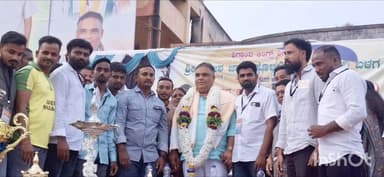 ಶಿಗ್ಗಾಂವ: ಪಟ್ಟಣದ ಸಂತೆಪೇಟೆ ಮೈದಾನದಲ್ಲಿ ಹೊನಲು ಬೆಳಕಿನ ವಾಲಿಬಾಲ್ ಪಂದ್ಯಾವಳಿಗೆ ಸಚಿವ ಸತೀಶ್ ಜಾರಕಿಹೊಳಿ ಚಾಲನೆ