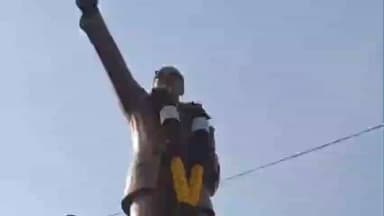 वैजापूर: महापरिनिर्वाण दिन निमित्त वैजापूर वासीयांचे डॉ.बाबासाहेब आंबेडकर स्मारकास पुष्पहार अर्पण करत सामूहिक अभिवादन