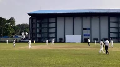 বালুরঘাট: বালুরঘাট স্টেডিয়ামে ক্রিকেট টুর্নামেন্টে সিংহ একাদশকে হারিয়ে জয়ী করদহ