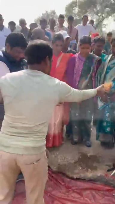 আড়শা ব্লকের বুড়ি ডুমুর উপজাড়ি ও কেন্দাটাড়ি ঢালের একটা কাজের সূচনা করলেন এলাকার বিধায়ক সুশান্ত মাহাতো। উপস্থিত পঞ্চায়ে...