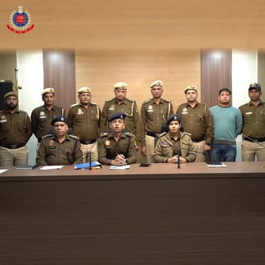 दिल्ली पुलिस @DCPCentralDelhi के स्पेशल स्टाफ व प्रसाद नगर थाने की संयुक्त टीम ने फ़र्ज़ी सरकारी अधिकारी बनकर जांच के बहान...