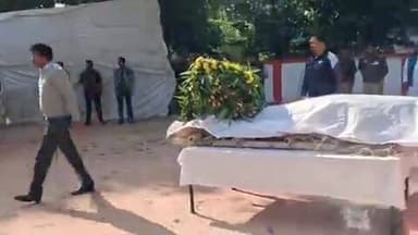 अरुण कुमार राय ने सर्विस रिवाल्वर से मारी गोली परिजनो ने लगाया हत्या का आरोप
#उरई #जालौन
उरई । थाना प्रभारी इंस्पेक...