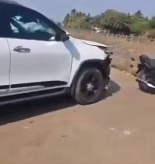 જેતપુર નાં બળદેવ ની ધાર પાસે ફોર વ્હીલર ચાલકે એક બાઈક ચાલક એક રીક્ષા ને હડફેટે લીધા