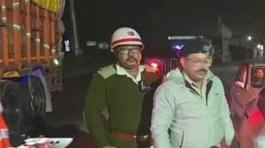 কুমারগ্রাম: পাকরিগুড়ি নাকা পয়েন্টে যানবাহন চালকদের জল ও চা তুলে দিয়ে সচেতন করল পুলিশ ও ট্রাফিক পুলিশ