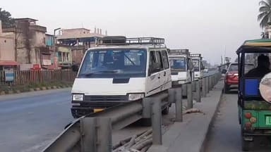 কুমারগ্রাম: বারবিশা চৌপথীতে ৩১ নম্বর সি জাতীয় সড়কে যত্রতত্র পার্কিং করে রাখা হচ্ছে গাড়ি, দুর্ঘটনার আশঙ্কা স্থানীয়দের