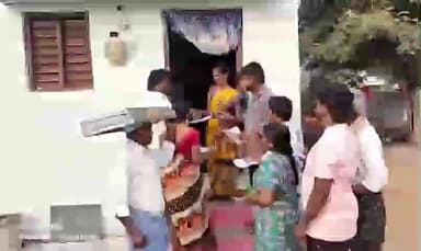 అలంపూర్: రాజోలీ మండల కేంద్రంలోని సర్పంచ్ అభ్యర్హులు వినూత్న రీతిలో ప్రచారం నిర్వహణ