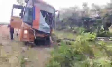 అలంపూర్: మనోపాడు మండల కేంద్రంలోని ట్రావెల్ బస్సు బోల్తా...తప్పిన ప్రమాదం