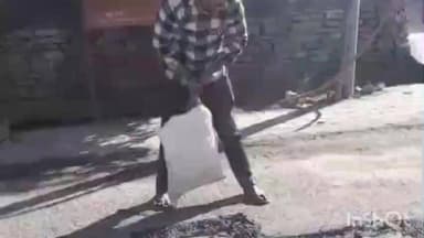 श्रीनगर: पार्षद पूजा किमोठी के पत्र पर प्रशासन ने की कार्रवाई, राष्ट्रीय राजमार्ग पर गड्ढे भरने का कार्य शुरू