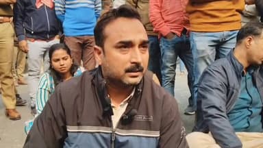 #शहर #कोतवाली के #जुनैदगंज घटनास्थल पर सड़क पर बैठी पत्नी मांग रही है मृतक पति राजू की डेड बॉडी मृतक के बयान पर FIR में ...