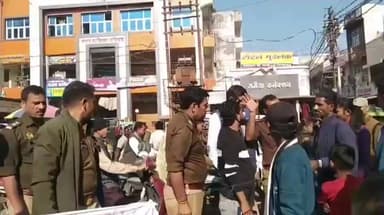 ललितपुर: ललितपुर के घंटाघर पर महिला ने सड़क पर किया हाई वोल्टेज ड्रामा, विपक्षी पर लगाए आरोप, वीडियो हुआ वायरल