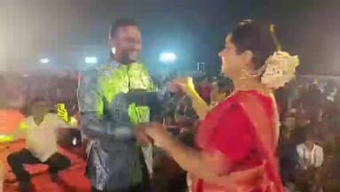 ಇಳಕಲ್: ನಗರದಲ್ಲಿ ಧರ್ಮಪತ್ನಿಯೊಂದಿಗೆ ವೇದಿಕೆ ಮೇಲೆ ಭರ್ಜರಿ ಸ್ಟೆಪ್ಸ್ ಹಾಕಿದ ಶಾಸಕ ವಿಜಯಾನಂದ ಕಾಶಪ್ಪನವರ್