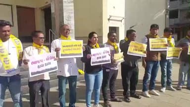 વડોદરા: ગોપાલ ઈટાલીયા પર ફેંકાયેલ જૂતા બાદ ગાંધી નગર ગૃહ બહાર આપ દ્વારા વિરોધ પ્રદર્શન