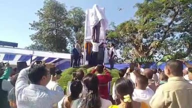 ঢকুৱাখানা ভাগ: ঢকুৱাখনাত মুকলি হ'ল বৰগোহাঞিৰ ২১ ফুট উচ্চতাৰ ব্ৰঞ্জৰ প্ৰতিমূৰ্তি, প্ৰতিমূৰ্তি ভাগ উন্মোচন কৰে বিধায়ক নৱ কুমাৰ দলেই