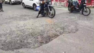 கண்டச்சிபுரம்: அரகண்டநல்லூர் ரயில்வே கேட்டில் ஆபத்தான முறையில் பெரிய பள்ளத்தால் வாகன ஓட்டிகள் அவதி தொடர் விபத்து ஏற்படுவதாக பொதுமக்கள் குற்றச்சாட்டு