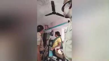 குமாரபாளையம்: பள்ளிபாளையத்தில் வீட்டில் மது விற்பனை செய்த நபரை போலீசார் கைது செய்தனர்