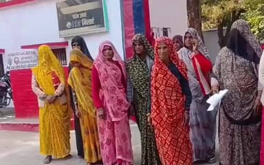 तालबेहट: बड़ाहार निवासी एक दर्जन से अधिक महिलाओं ने किया प्रदर्शन, नामजद पर लोन दिलाने के एवज में ₹100000 ठगने का लगाया आरोप