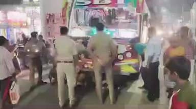 குமாரபாளையம்: பள்ளிபாளையத்தில் அரசு மற்றும் தனியார் பேருந்துகளில் அதிக ஒலிப்புகளை எழுப்பிய ஒலிப்பான்களை போலீசார் பறிமுதல் செய்தனர்