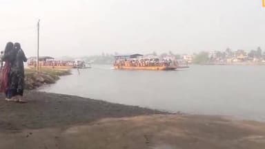 నరసాపురం: వశిష్ట గోదావరిలో సాంకేతిక లోపంతో అరగంట పాటు నిలిచిపోయిన పంటు(బోటు), ఆందోళన చెందిన ప్రయాణికులు