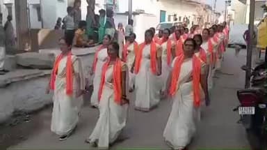 ಗುಳೇದಗುಡ್ಡ: ಪಟ್ಟಣದಲ್ಲಿ ನೋಡುಗರ ಗಮನ ಸೆಳೆದ ವಿಶ್ವ ಹಿಂದೂ ಪರಿಷತ್, ದುರ್ಗಾ ವಾಹಿನಿ ಮಹಿಳೆಯರ ಘೋಷ ಪಥಸಂಚಲನ