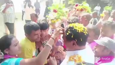 పాలకుర్తి: ఈదులకుంట తండాలో
పంచాయతీ ఎన్నికల ప్రచారంలో పాల్గొన్న మాజీ మంత్రి ఎర్రబెల్లి దయాకర్ రావు బోనాలతో ఘనస్వాగతం పలికిన ప్రజలు