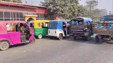 बैसि: बायसी के पूरब चौक पर ऑटो-टोटो चालकों की मनमानी बरकरार, अतिक्रमण हटने के बाद भी सड़क पर जमघट, बुजुर्ग हादसे से बचे