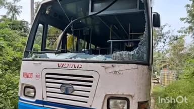 കരുനാഗപ്പള്ളി: കരുനാഗപ്പള്ളിയിൽ പോലീസുകാരുമായി എത്തിയ ബസിന്റെ ഗ്ലാസ് മരത്തിലിടിച്ച് തകർന്നു