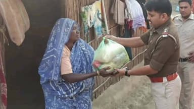 তেহট্ট ২: পলাশীপাড়া থানার রানীনগর সর্দার পাড়ায় দুস্থ ও অসহায় মহিলার সাহায্যে এগিয়ে এলো পলাশীপাড়া থানার OC