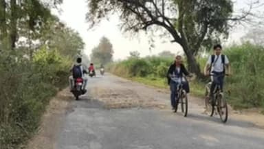 सिंदेवाही: नवरगाव ते गिरगाव डांबरीकरणाची वर्षभरातच दूरव्यवस्था बांधकाम विभागाच्या कामावर प्रश्नचिन्ह