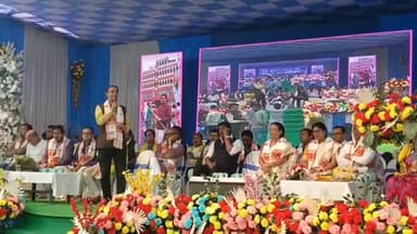 বাদুড়িয়া: বাদুড়িয়া বিধানসভা তৃণমূলের উদ্যোগে দিলীপ কুমার মেমোরিয়াল হাইস্কুল মাঠের হলো রক্তদান শিবির