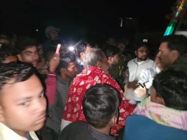 बहादुरगंज: बहादुरगंज थाना क्षेत्र में डंपर की चपेट में आने से बाइक चालक की मौत, दो घायल