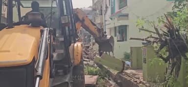 திருத்தணி: சாய்பாபா நகரில் ஏரிக்கு செல்லும் கால்வாய் ஆக்கிரமிப்புகளை அதிகாரிகள் இடித்து அகற்றினார்கள்