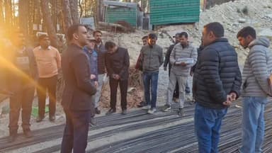 बेरीनाग: जिलाधिकारी ने गंगोलीहाट और बेरीनाग में निर्माणाधीन पार्किंग स्थलों का किया निरीक्षण