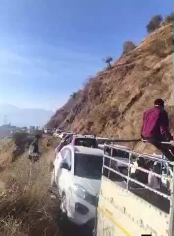 चकराता: साहिया-क्वानू मोटर मार्ग पर श्रद्धालुओं के वाहन एक घंटे तक जाम में फंसे रहे