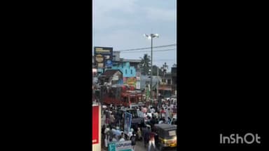 ആലുവ: കാലടി മറ്റൂരിൽ UDF കലാശക്കൊട്ടിനിടെ പ്രകടനത്തിനിടയിലേക്ക് വന്ന ലോറിയുടെ ചില്ല് പ്രവർത്തകർ തകർത്തതായി പരാതി