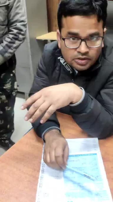 भोजपुर सदर hospital का seen h ye....जामिंनी विबाद का है.....ज़िसमे ये doctor एक पछ से पैसा ले कर उसका इंजरी bna rha है...