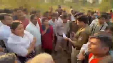 गुण्डरदेही: भारी बवाल के बाद पुलिस प्रशासन की मौजूदगी में परसदा के धर्मांतरित व्यक्ति के शव को किया गया दफन