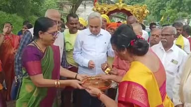 எட்டயபுரம்: எட்டையாபுரம் அரண்மனையில் பாரதியார் சிலை ஊர்வலமாக எடுத்துவரப்பட்டு பிரதிஷ்டை செய்யப்பட்டது