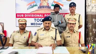 హత్య కేసు వివరాలు వెల్లడిస్తున్న తూప్రాన్ డియస్పి శ్రీ. నరేందర్ గౌడ్ గారు